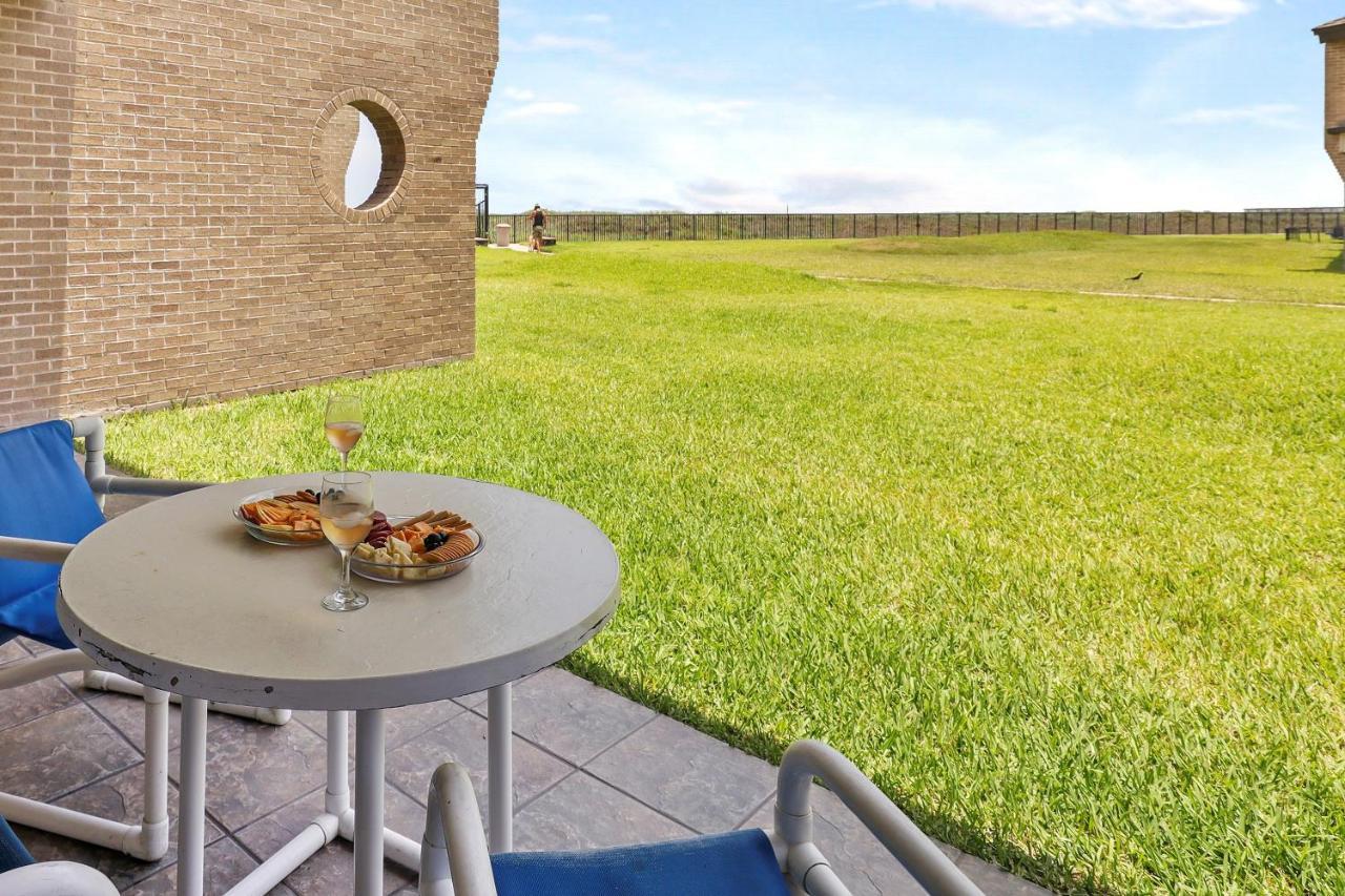 Ground Floor Beachfront Beauty! Steps To The Beach And Pool South Padre Island Ngoại thất bức ảnh